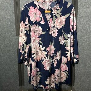 HoneyMe Size L - Fits size 14-16
Tunic 3/4-sleeve. Stretch